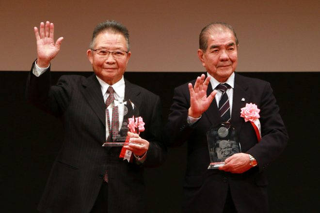 MFJモーターサイクルスポーツ殿堂の第1回顕彰者に選ばれた高橋国光氏（左）と伊藤光夫氏（右）