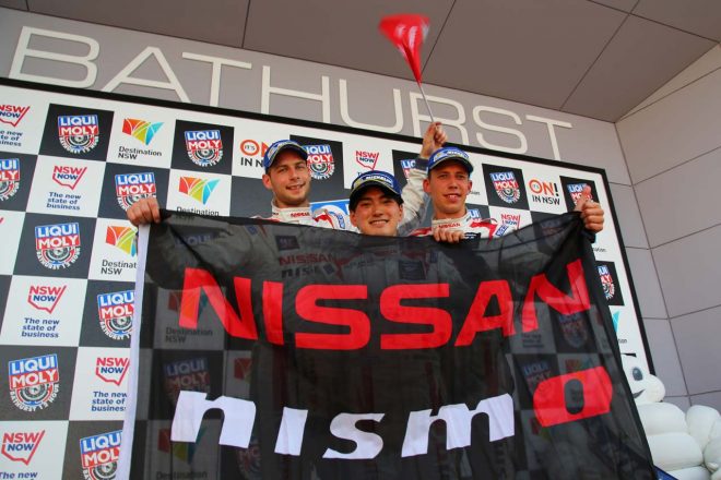2015年、ニッサンに23年ぶりとなるバサースト12時間総合優勝をもたらした千代勝正（中央）