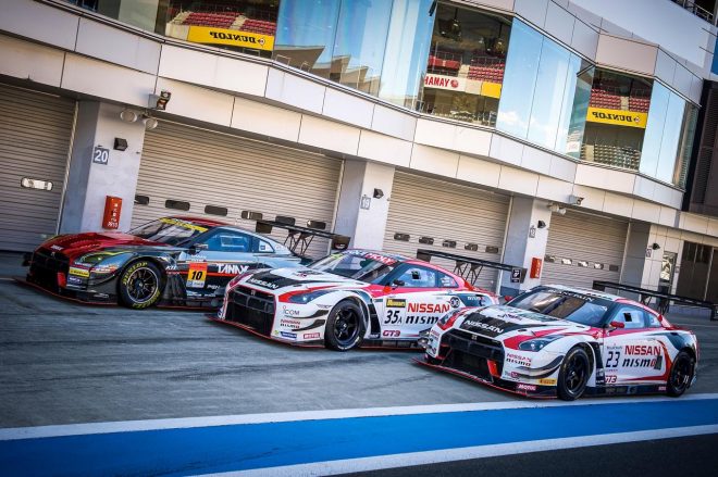 2015リキモリ・バサースト12時間で総合優勝を飾った35号車ニッサンGT-RニスモGT3（中央）
