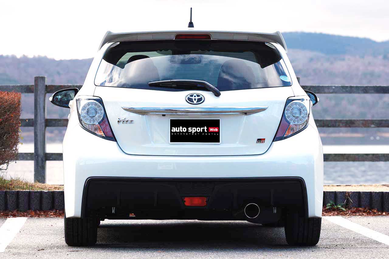 トヨタ・ヴィッツGR SPORT“GR”（後部）
