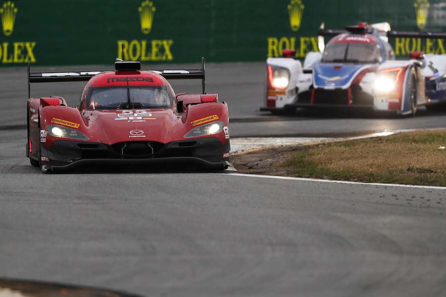 マツダチーム・ヨーストのマツダRT24-P DPi（手前）とユナイテッド・オートスポーツのリジェJS P217・ギブソン