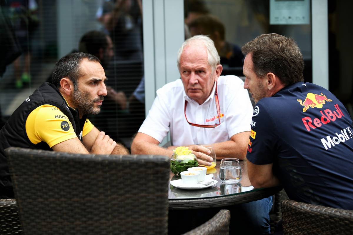 ルノーのシリル・アビデブール（左）と、レッドブルのヘルムート・マルコ（中央）、クリスチャン・ホーナー（右）