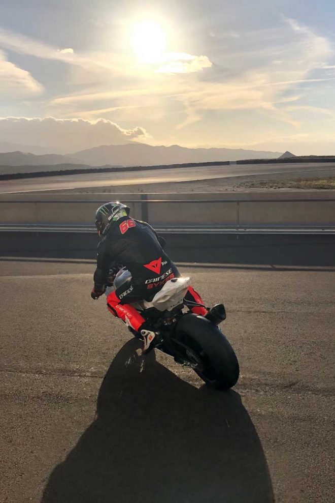 SBK仕様のS1000RRをテストするトム・サイクス