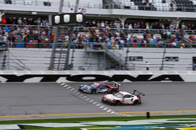 デイトナのオーバルを並走するフォードGTとポルシェ911 RSR