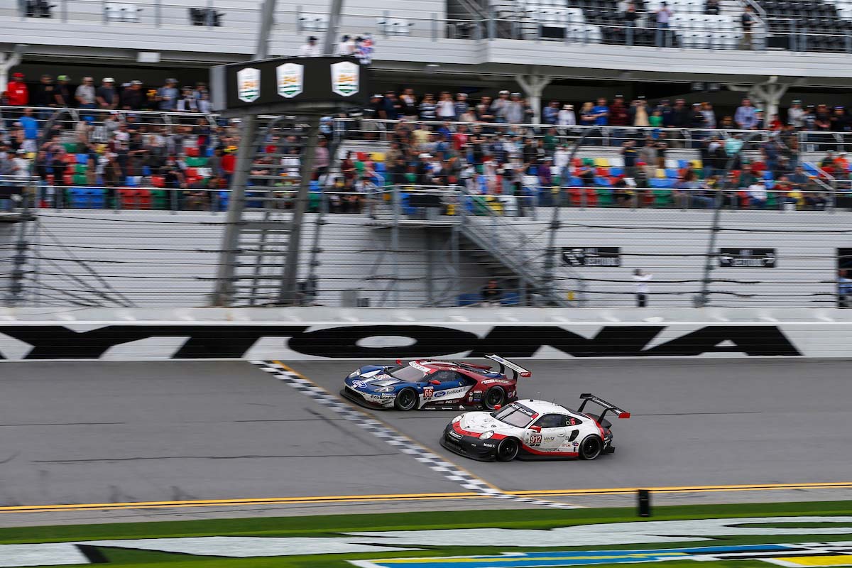 デイトナのオーバルを並走するフォードGTとポルシェ911 RSR