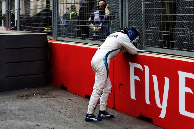F1アゼルバイジャンGP 優勝目前のリタイアでがっくり肩を落とすバルテリ・ボッタス