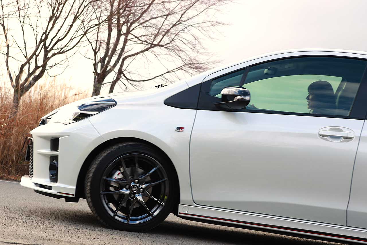 トヨタ・ヴィッツGR SPORT“GR”をドライブする森園れん