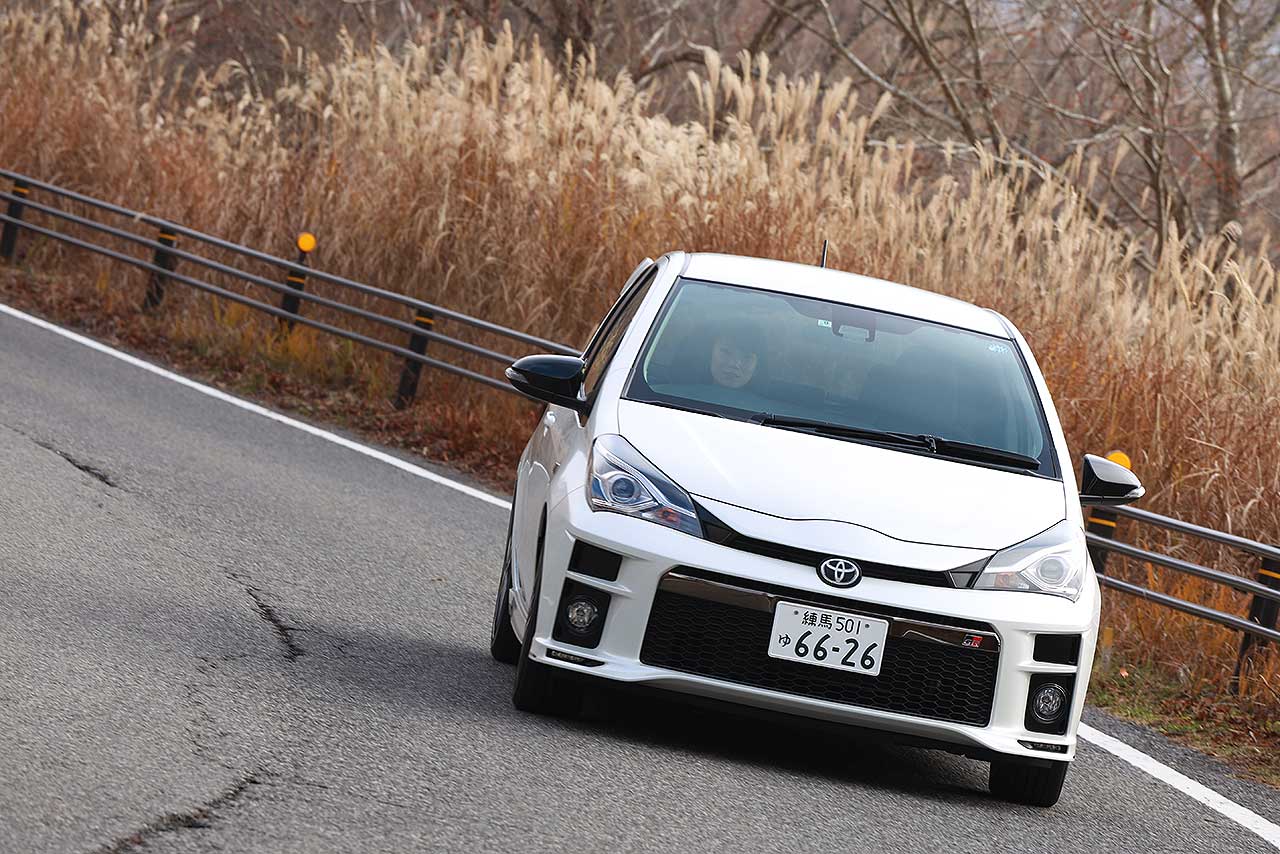 トヨタ・ヴィッツGR SPORT“GR”をドライブする森園れん