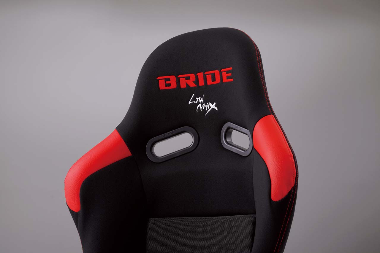 VIOS III ShrimpRed HMK03 PLUSはショルダー部の合皮がスポーティなシュリンプレッドとなる