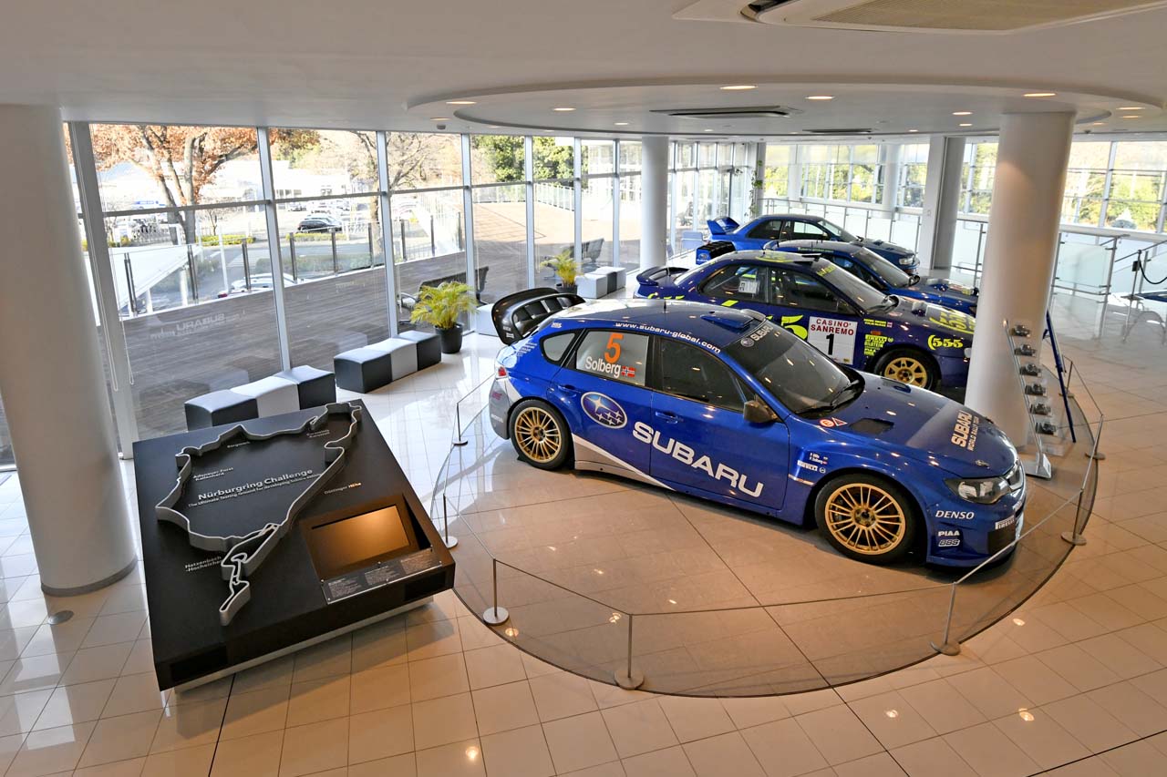 STIギャラリーは東京スバル三鷹店の2階で展開されている