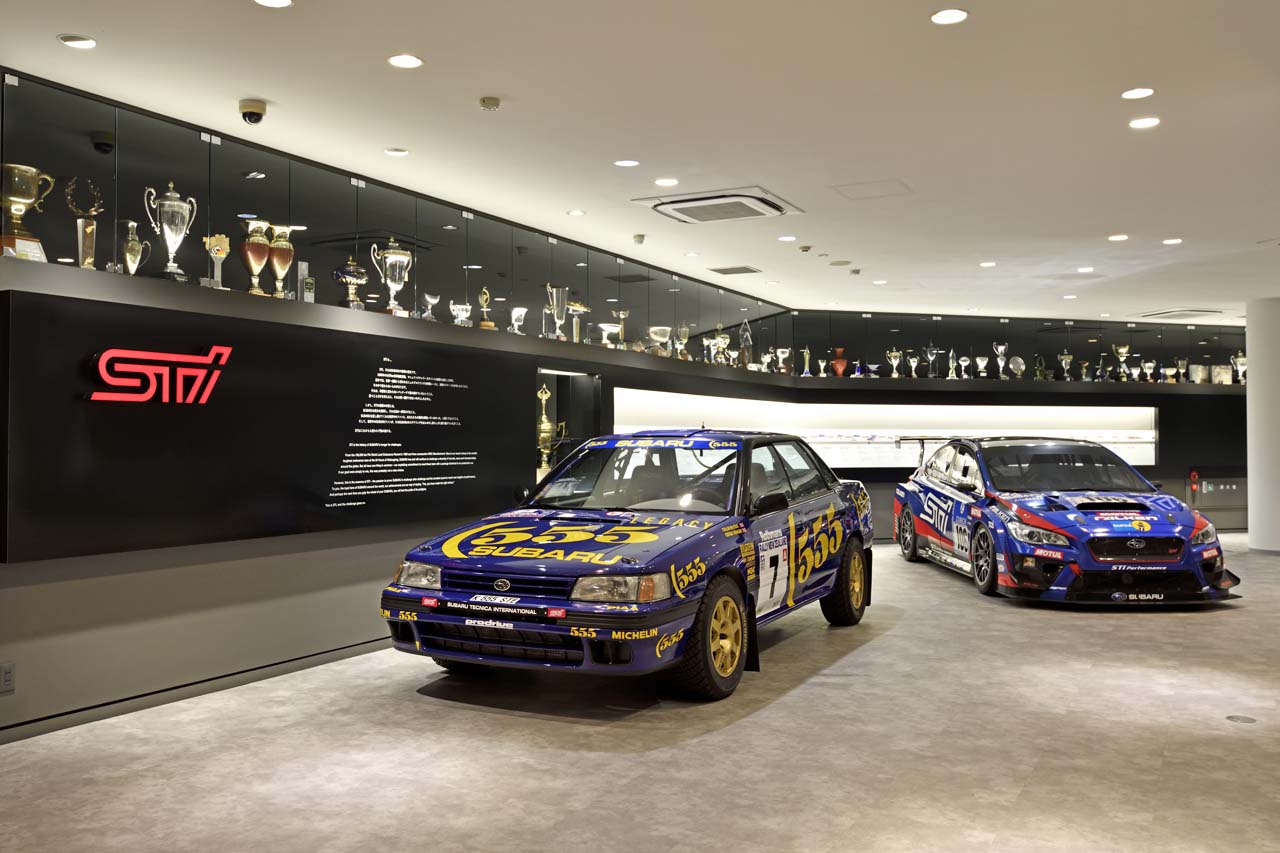 スバル・STIのレーシングマシンやトロフィーが並ぶSTIギャラリー