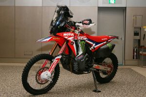 MotoGP | 2019年仕様のホンダCRF450 RALLY（左）