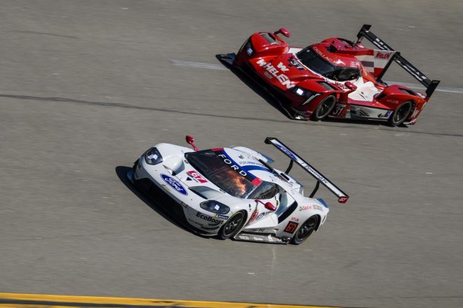 フォード・チップ・ガナッシ・レーシングの67号車フォードGTと、2018年チャンピオンのウェレン・エンジニアリング・レーシングの31号車キャデラックDPi-V.R