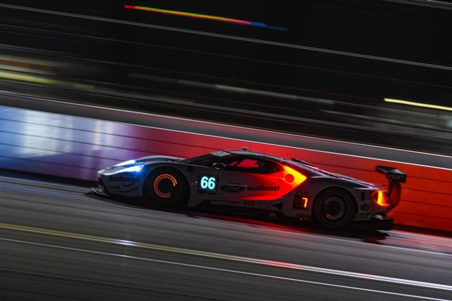 レッドの識別灯を点灯させて走行するフォード・チップ・ガナッシ・レーシングの66号車フォードGT。僚友67号車はブルーのライトを使用する。