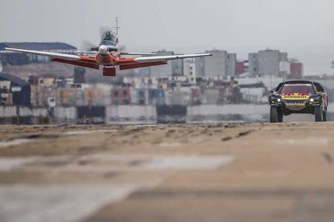 飛行機との並走デモランに臨んだセバスチャン・ローブ（プジョー3008DKR）