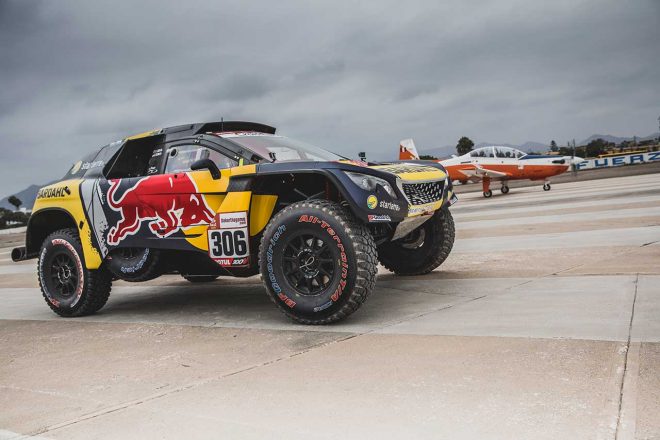 飛行機との並走デモランに臨んだセバスチャン・ローブ（プジョー3008DKR）