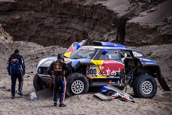 クラッシュしたカルロス・サインツのミニ・ジョン・クーパー・ワークス・バギー