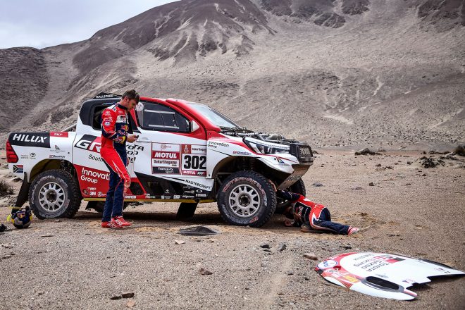 ステージ2終了時点で、総合首位に立っていたジニール・ドゥビリエ（トヨタ・ハイラックス）もクラッシュに見舞われた