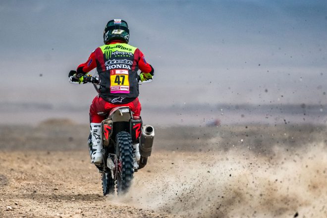 二輪部門2番手のケビン・ベナバイズ（ホンダCRF450ラリー）