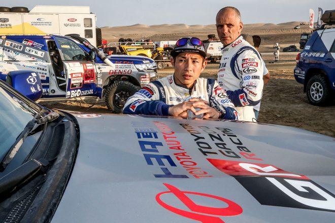 チームランドクルーザー・トヨタ・オートボデーの349号車をドライブする三浦昂とローラン･リシトロイシター