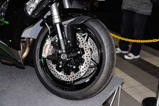 セミアクティブの電子制御サスペンションKECSを採用