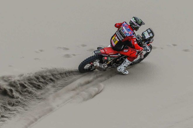二輪部門トップから後退したリッキー・ブラベック（ホンダCRF450ラリー）