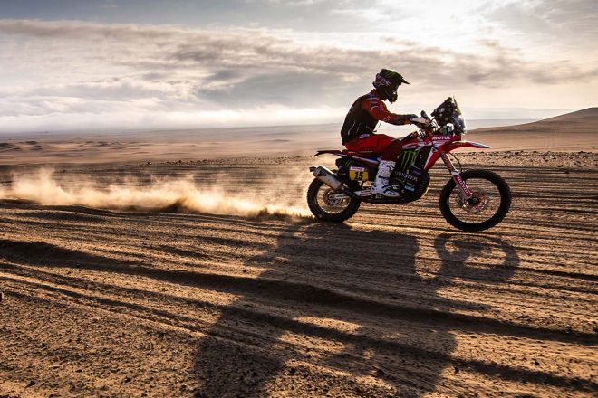 二輪部門首位に返り咲いたリッキー・ブラベック(ホンダCRF450ラリー)