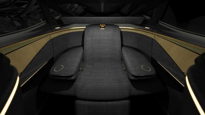 小型アウトボードシートを両サイドに備えた“プレミア”リヤセンターシート