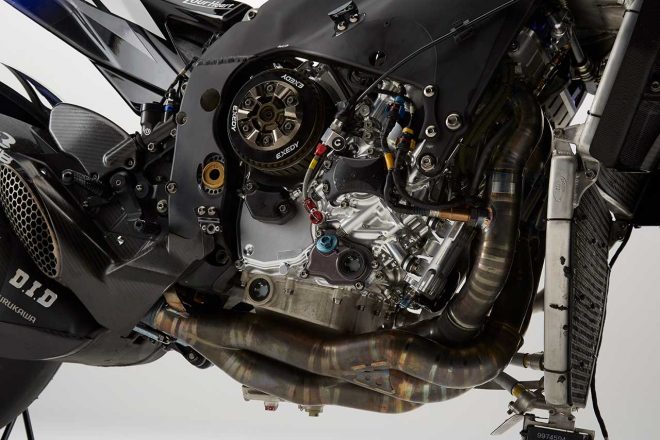 クラッチ回り。クラッチはEXEDY製。エキゾーストパイプは下部に入り組んでいる