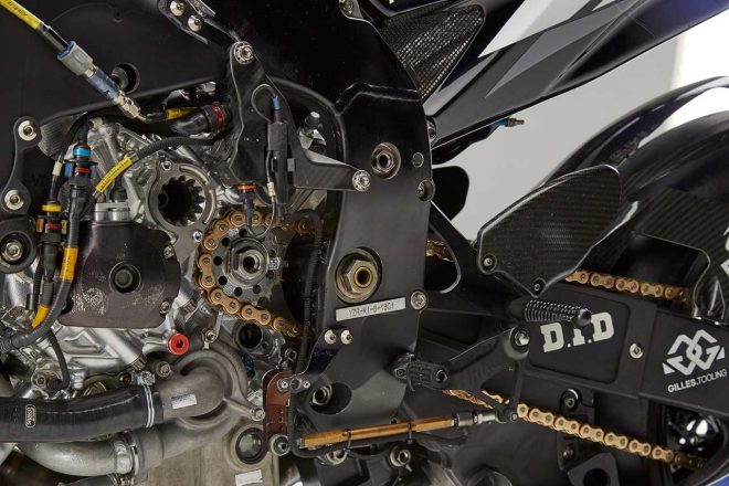 エンジン側のスプロケット周辺