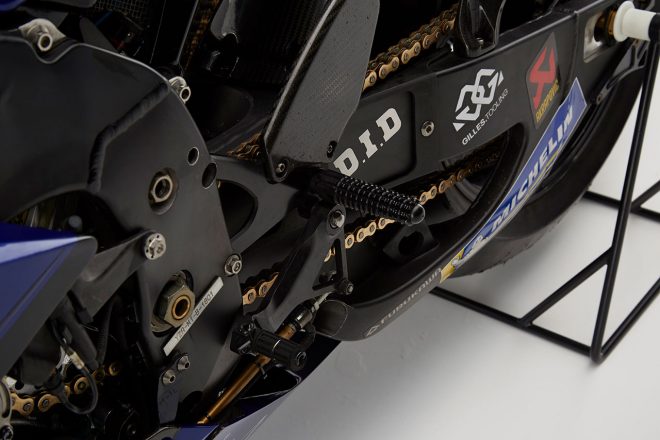 シフトチェンジペダルとステップ