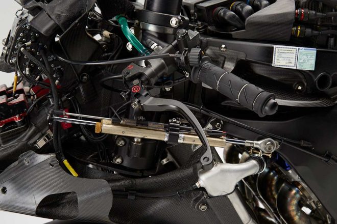 左ハンドルの下部にはステアリングダンパーが