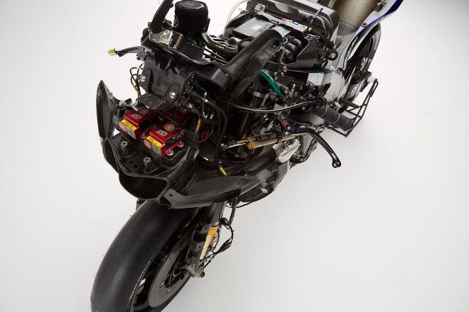 フロントカウルを外した状態。ふたつの赤い小さな箱はセンサーだという