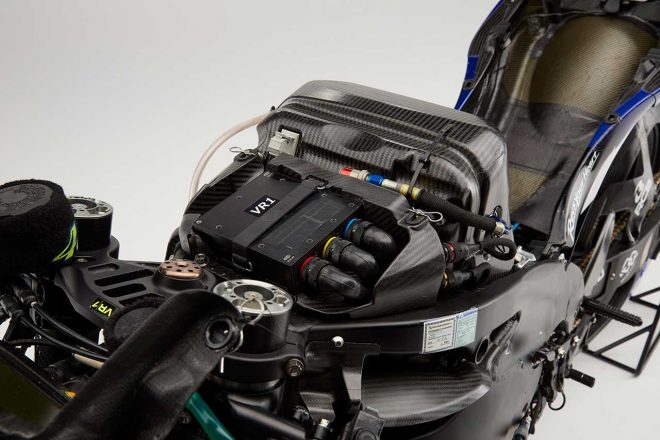 中央の黒い箱がマニエッティ・マレリ製の共通ECU