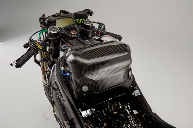 ガソリンタンクを外した状態