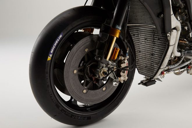 フロントの足回り。サスペンションはオーリンズ製