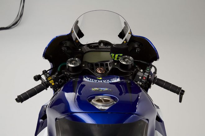 ハンドル回り。トップブリッジは肉抜きされている