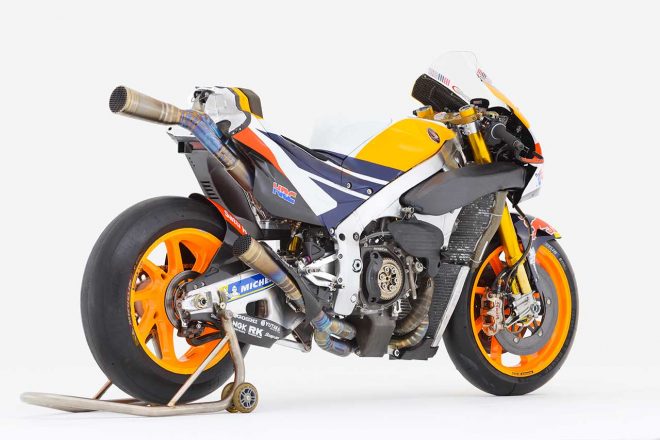 マルケス車のカウルを外した状態。エキゾーストパイプの構造が2017年型とは変わっている