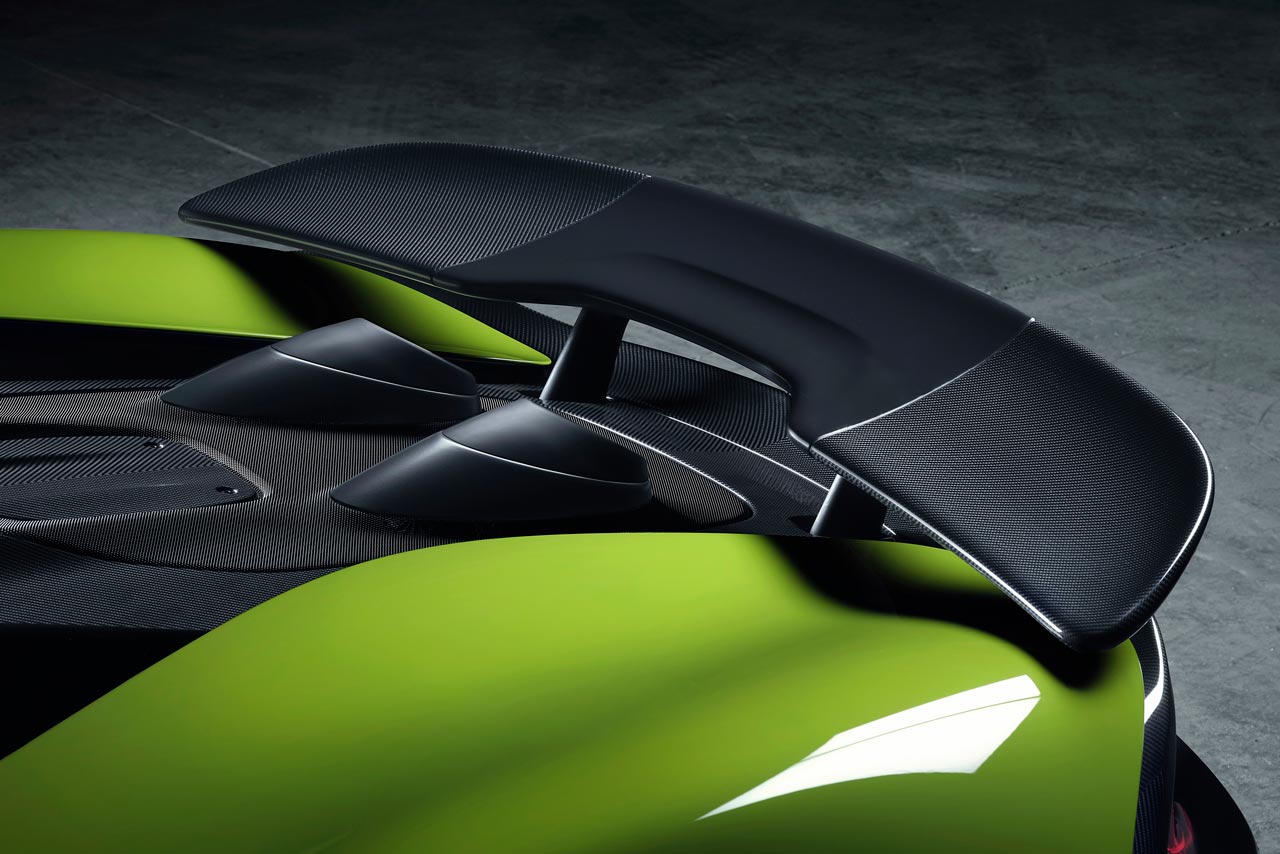 リヤにはスポイラーを備える