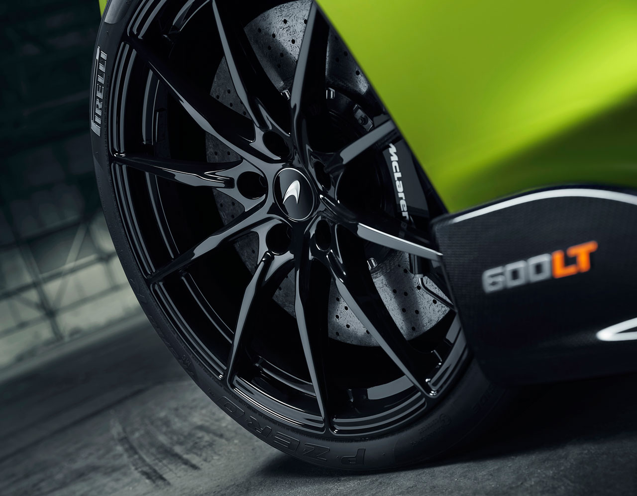 ダンパーはリセッティングされ、鍛造アルミニウム製サスペンションにより、サーキット指向のハンドリングを実現