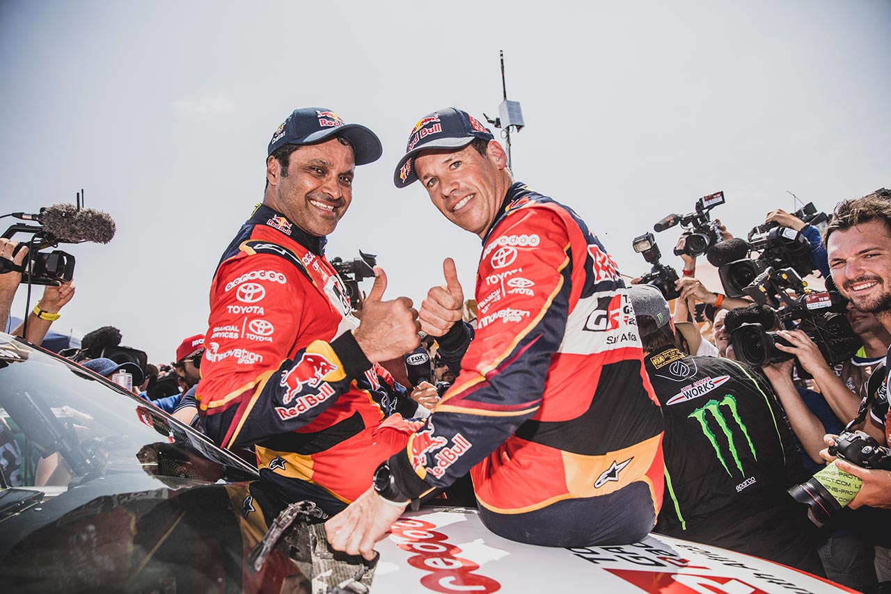 2019年大会を制したTOYOTA GAZOO Racing SAのナッサー・アル-アティヤ（左）とコドライバーのマシュー・ボウメル（右）