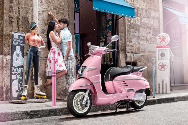 『ジャンゴ125 ABS』のスタイリッシュなデザインとカラーは街中で注目を集めそう