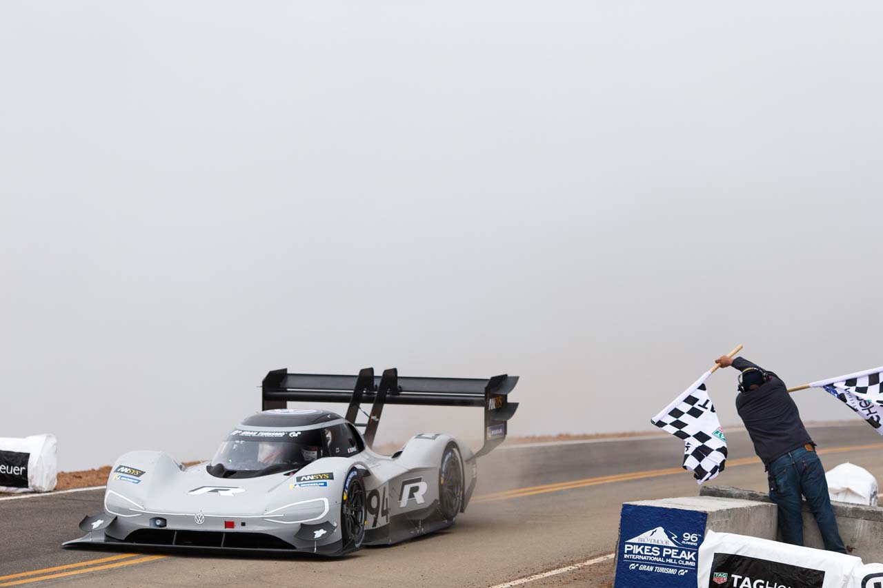 ロマン・デュマのドライブで歴代最速7分57秒148でパイクスピークを駆け抜けたフォルクスワーゲンI.D. R