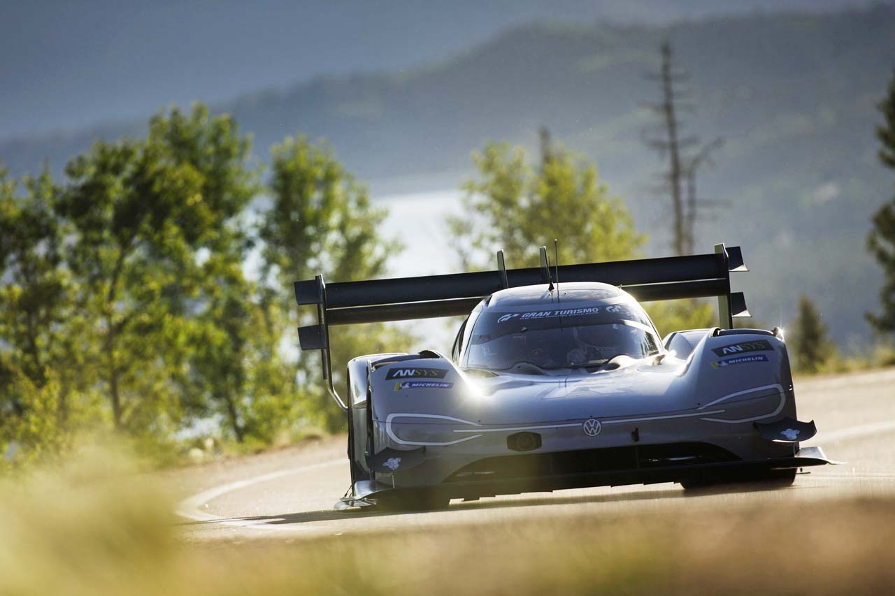 『フォルクスワーゲンI.D. Rパイクスピーク』は18年のパイクスで従来のレコードを16秒上回るタイムで総合優勝を果たした