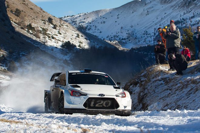 雪上を走るヒュンダイi20クーペWRC