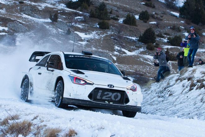 雪上を走るヒュンダイi20クーペWRC