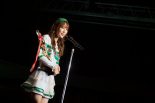 ステージ上で感謝を伝える小越しほみさん