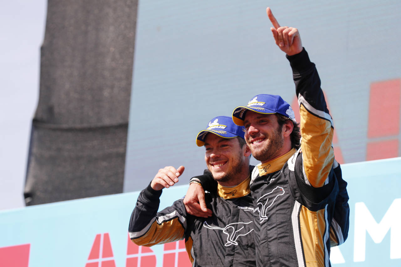 フォーミュラE史上初のワンツーフィニッシュを飾ったベルニュとロッテラー