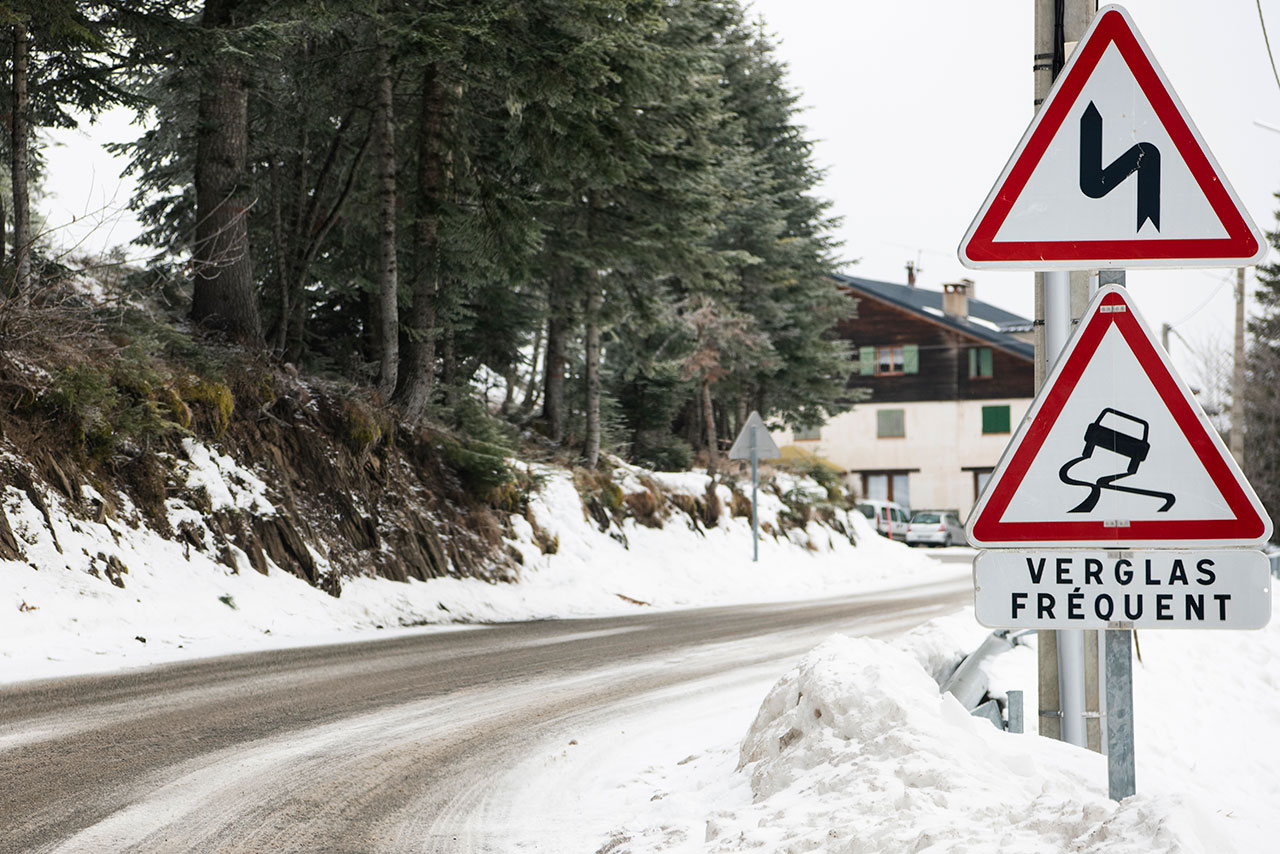 ラリー・モンテカルロのステージには雪が積もる箇所も