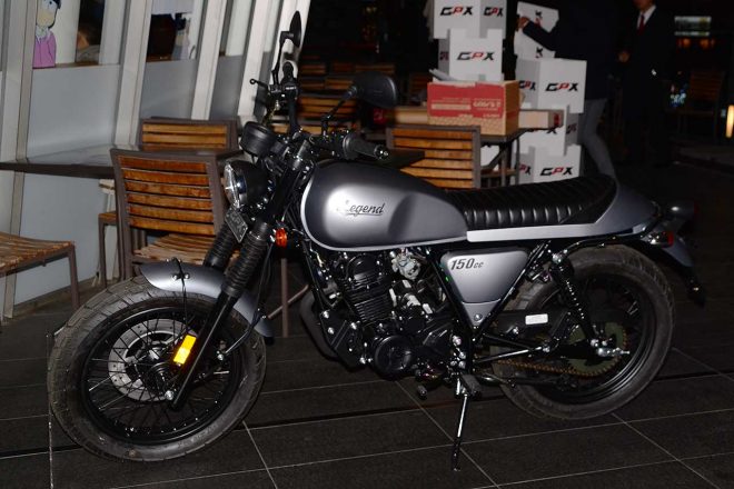 GPXレジェンド150S。レトロスタイルを持つモデルだ